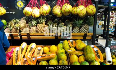 Bella impaginazione di frutta in un supermercato asiatico. Foto Stock