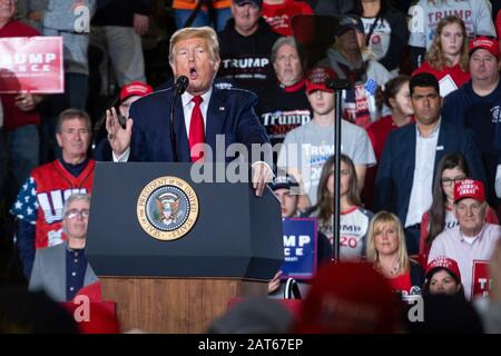 Il presidente Donald J. Trump parla con una grande folla al raduno "Keep America Great" tenutosi al Wildwoods Convention Center. Foto Stock