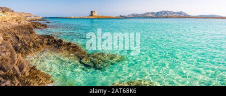 L'incredibile mare e la torre aragonese a la Pelosa Beach, Stintino Foto Stock