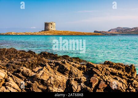 L'incredibile mare e la torre aragonese a la Pelosa Beach, Stintino Foto Stock