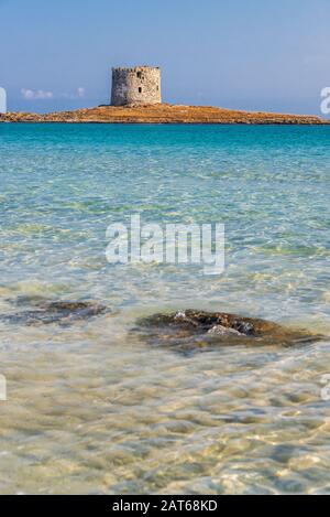 L'incredibile mare e la torre aragonese a la Pelosa Beach, Stintino Foto Stock