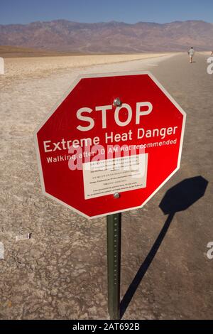 Un cartello di stop / cartello di pericolo / cartello di allarme termico a - Badwater Basin in Death Valley nationalpark USA - minaccia di alta temperatura, calore e area asciutta Foto Stock