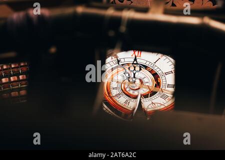 Fuoco selettivo di orologio da parete vintage in circo Foto Stock