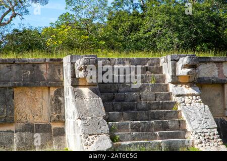 Intricato antica arte maya incisioni sulla piattaforma di aquile e giaguari illustrano quegli animali gruesomely afferrando i cuori umani nel loro artigli. T Foto Stock