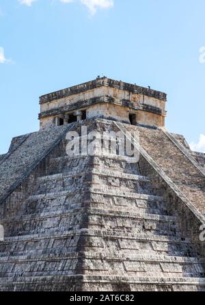 Famosa Piramide di Kukulcan a Chichen Itza, la più grande città archeologica del pre-colombiana civiltà Maya nella penisola dello Yucatan di Mexic Foto Stock