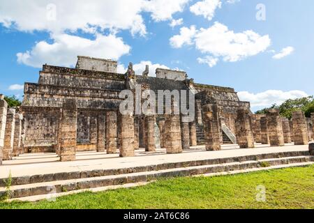 Antiche rovine del Tempio dei Guerrieri presso il sito archeologico maya di Chichen Itza, Yucatan, Messico. Il suo nome deriva dalle colonne del pilastro con re Foto Stock