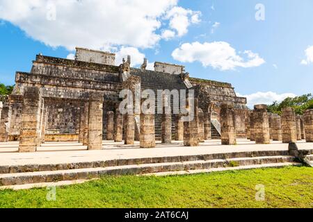 Antiche rovine del Tempio dei Guerrieri presso il sito archeologico maya di Chichen Itza, Yucatan, Messico. Il suo nome deriva dalle colonne colonna wit Foto Stock