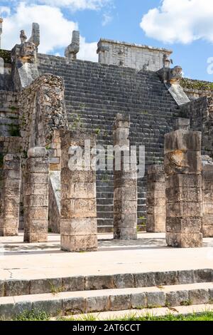 Antiche rovine del Tempio dei Guerrieri presso il sito archeologico maya di Chichen Itza, Yucatan, Messico. Il suo nome deriva dalle colonne colonna wit Foto Stock