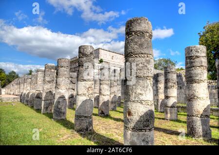 Antiche rovine del Tempio dei Guerrieri presso il sito archeologico maya di Chichen Itza, Yucatan, Messico. Il suo nome deriva dalle colonne colonna wit Foto Stock