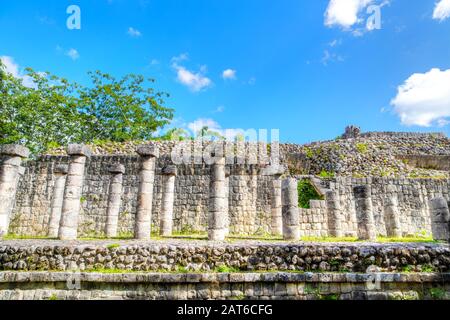 Antiche rovine del Tempio delle colonne Scolpite a Chichen Itza nella penisola dello Yucatan in Messico. Questa struttura contiene numerose sculture, rou Foto Stock