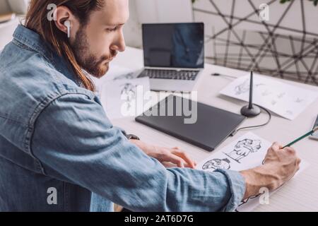 dotato di illustratore in schizzi di disegno wireless per auricolari Foto Stock