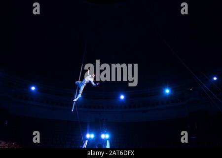 bell'acrobata che si esibisce in un'arena di circo Foto Stock