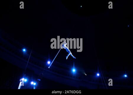 vista a basso angolo di acrobat equilibratura in arena di circo Foto Stock