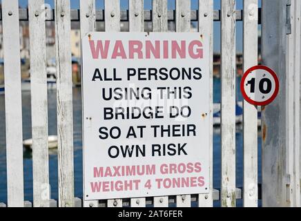 Cartello segnaletico del ponte nel porto di Weymouth, Dorset, Regno Unito, in una giornata di sole Foto Stock