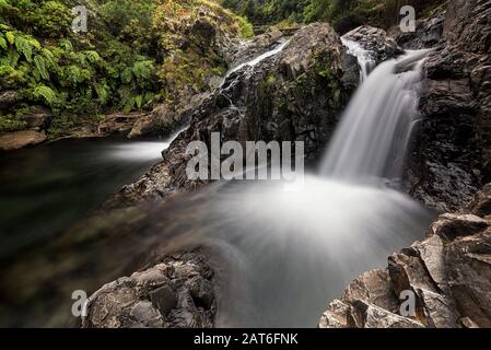 Poço das Casas è una cascata a Ribeira do Porco, São Vicente, isola di Madeira. E' un luogo nascosto nelle valli delle remote montagne di Falca. Foto Stock