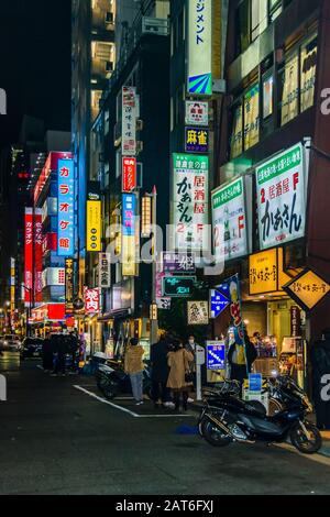 Tokyo, GIAPPONE, GENNAIO - 2019 - scena urbana notturna nel quartiere di shinjuku, tokyo, giappone Foto Stock