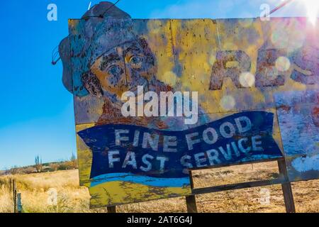 Vecchia cartellone per Fort Courage lungo l'Interstate 40 a Huck, Arizona, Stati Uniti [Nessuna pubblicazione di proprietà; disponibile solo per le licenze editoriali] Foto Stock