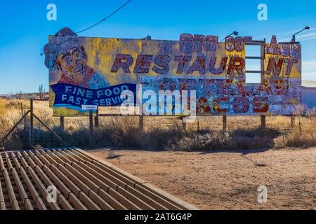 Vecchia cartellone per Fort Courage lungo l'Interstate 40 a Huck, Arizona, Stati Uniti [Nessuna pubblicazione di proprietà; disponibile solo per le licenze editoriali] Foto Stock