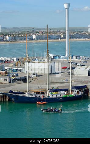 Vista del porto di Weymouth con la torre di osservazione Jurassic Skyline poco prima della sua rimozione. Weymouth, Dorset, Regno Unito Foto Stock