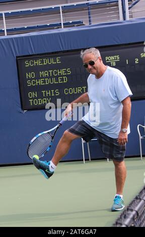 Melbourne, Australia. 29th Gen 2020. Melbourne Park Australian Open Day 11 30/01/20 ALEX KENIN COACHING FIGLIA SONYA KENIN AL 2015 US APRE LA SUA PRIMA VOLTA NEL DISEGNO PRINCIPALE Photo International Sports Fotos Ltd Credit: Roger Parker/Alamy Live News Foto Stock