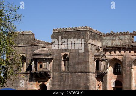 Vista della sezione di Hindola Mahal o Palazzo Oscillante con pareti laterali inclinate a Mandu in Madhya Pradesh, India, Asia Foto Stock