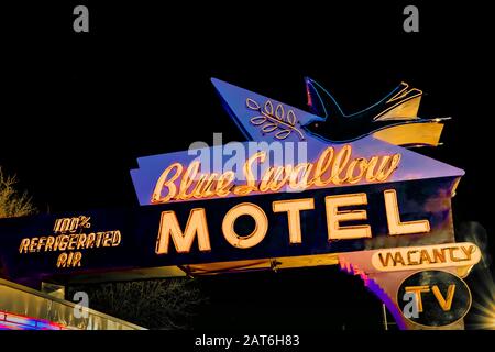 Classic Blue Swallow Motel lungo la storica Route 66 a Tucumcari, New Mexico, USA [Nessuna versione di proprietà o marchio; disponibile per la licenza editoriale Foto Stock