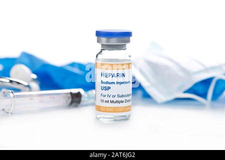 Flaconcino per Iniezione Di Sodio eparina con maschera, siringa e guanti. Foto Stock