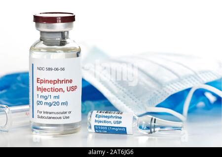 Epinefrina soluzione iniettabile in flaconcino da 20 ml e ampolla da clear1 ml con maschera, guanti e siringa. Foto Stock