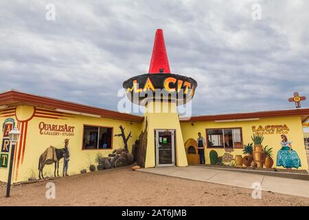 La Cita Mexican Foods, con murales di Doug e Sharon Quarles, lungo la storica Route 66 a Tucumcari, New Mexico, USA [Nessuna proprietà o rilascio di copyright Foto Stock