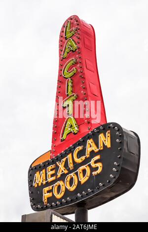 La Cita Mexican Foods, con murales di Doug e Sharon Quarles, lungo la storica Route 66 a Tucumcari, New Mexico, USA [Nessuna proprietà o rilascio di copyright Foto Stock
