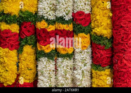 Primo piano di ghirlande per l'offerta del tempio a Little India Foto Stock