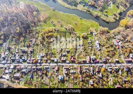 quartiere residenziale vicino al fiume preso con un drone in una giornata di sole Foto Stock