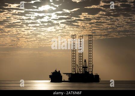 Nave pesante, Alba sul Golfo di Paria, Trinidad e Tobago Foto Stock