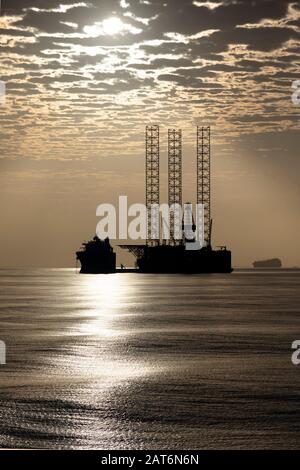 Nave pesante, Alba sul Golfo di Paria, Trinidad e Tobago Foto Stock