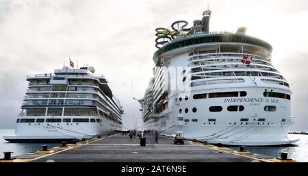 Confronto tra una nave vichinga da crociera (Viking Sky) e una grande nave reale dei Caraibi, l'Indipendenza dei mari. Foto Stock