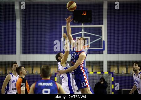 Sarajevo, Siroki durante il round 18 di ABA 2 League Match tra Sarajevo Spars e Siroki Brijeg a Sarajevo. 30th Gen 2020. Kenan Kamenjas (L, in alto) di Spars compete contro Ivan Karacic (R, in alto) di Siroki durante il round 18 di ABA 2 League Match tra Sarajevo Spars e Siroki Brijeg a Sarajevo, Bosnia-Erzegovina (BiH) il 30 gennaio 2020. Credit: Nedim Grabovica/Xinhua/Alamy Live News Foto Stock