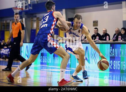 Sarajevo. 30th Gen 2020. Adin Vrabac (R) di Spars compete contro Jure Zubac di Siroki durante il round 18 di ABA 2 League Match tra Sarajevo Spars e Siroki Brijeg a Sarajevo, Bosnia-Erzegovina (BiH) il 30 gennaio 2020. Credit: Nedim Grabovica/Xinhua/Alamy Live News Foto Stock