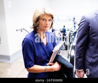 Washington, Stati Uniti. 30th Gen 2020. Il senatore americano Lisa Murkowski (R-AK) si dirige verso il processo di impeachment del Senato. Credit: Sopa Images Limited/Alamy Live News Foto Stock