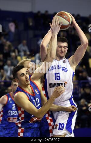 Sarajevo, Siroki durante il round 18 di ABA 2 League Match tra Sarajevo Spars e Siroki Brijeg a Sarajevo. 30th Gen 2020. Nedim Buza (R) di Spars compete contro Mateo Colak (L, fronte) di Siroki durante il round 18 di ABA 2 League Match tra Sarajevo Spars e Siroki Brijeg a Sarajevo, Bosnia Erzegovina (BiH) il 30 gennaio 2020. Credit: Nedim Grabovica/Xinhua/Alamy Live News Foto Stock