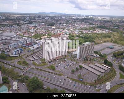 Kuching, Sarawak / Malesia - 20 ottobre 2019: Gli edifici e il paesaggio della zona di Simpang Tiga Foto Stock