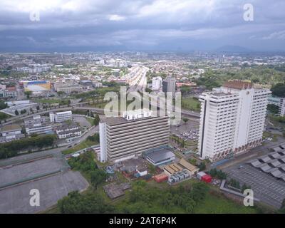 Kuching, Sarawak / Malesia - 20 ottobre 2019: Gli edifici e il paesaggio della zona di Simpang Tiga Foto Stock