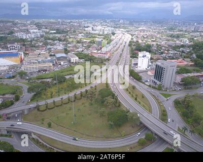 Kuching, Sarawak / Malesia - 20 ottobre 2019: Gli edifici e il paesaggio della zona di Simpang Tiga Foto Stock