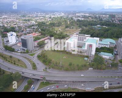 Kuching, Sarawak / Malesia - 20 ottobre 2019: Gli edifici e il paesaggio della zona di Simpang Tiga Foto Stock