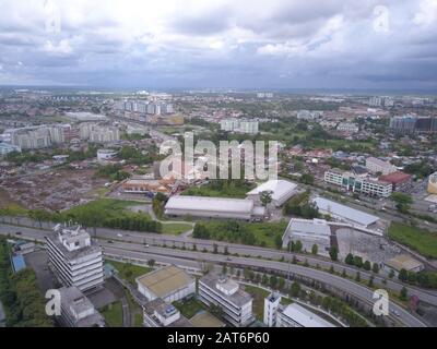 Kuching, Sarawak / Malesia - 20 ottobre 2019: Gli edifici e il paesaggio della zona di Simpang Tiga Foto Stock