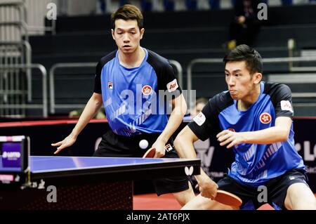 Magdeburg, Germania. 30th Gen 2020. Ho Kwan Kit/Lam Siu Hang (R) di Hong Kong in Cina competono durante il doppio round maschile di 16 partite contro Lin Gaoyuan /ma Long of China al World Tour Platinum German Open 2020 dell'ITTF a Magdeburg, Germania, il 30 gennaio 2020. Credito: Zhang Ping/Xinhua/Alamy Live News Foto Stock