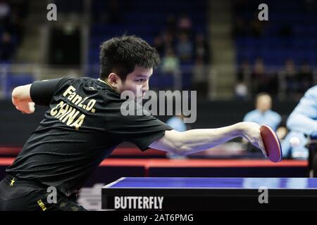 Magdeburg, Germania. 30th Gen 2020. Il fan Zhendong della Cina ritorna la palla durante il turno maschile singolo di 32 match contro Togami Shunsuke del Giappone al 2020 ITTF World Tour Platinum German Open a Magdeburg, Germania, il 30 gennaio 2020. Credito: Zhang Ping/Xinhua/Alamy Live News Foto Stock