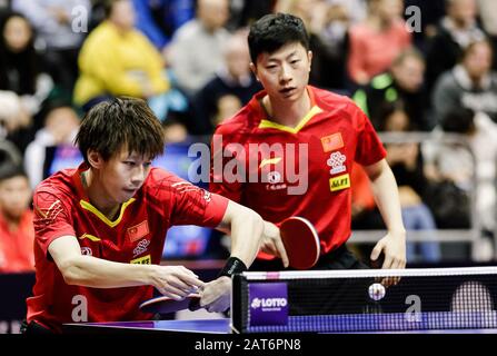 Magdeburg, Germania. 30th Gen 2020. LIN Gaoyuan (R)/ma Long of China competono durante il doppio round maschile di 16 partite contro ho Kwan Kit/Lam Siu Hang of China Hong Kong al 2020 ITTF World Tour Platinum German Open di Magdeburg, Germania, il 30 gennaio 2020. Credito: Zhang Ping/Xinhua/Alamy Live News Foto Stock