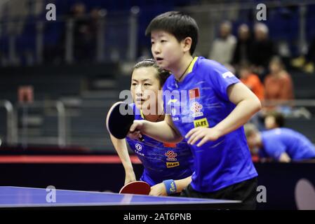 Magdeburg, Germania. 30th Gen 2020. Ding Ning/Sun Yingsha (fronte) della Cina competono durante il doppio round femminile di 16 partite contro Daniela Monteiro Dodean/Elizabeta Samara di Romania al 2020 ITTF World Tour Platinum German Open a Magdeburg, Germania, il 30 gennaio 2020. Credito: Zhang Ping/Xinhua/Alamy Live News Foto Stock