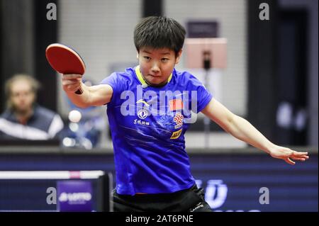 Magdeburg, Germania. 30th Gen 2020. Sun Yingsha of China ritorna la palla durante il turno femminile di 32 singoli contro Doo Hoi Kem di Hong Kong in Cina al 2020 ITTF World Tour Platinum German Open a Magdeburg, Germania, il 30 gennaio 2020. Credito: Zhang Ping/Xinhua/Alamy Live News Foto Stock