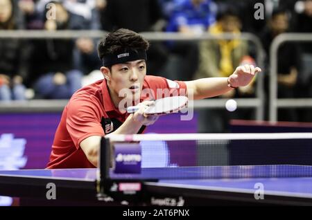 Magdeburg, Germania. 30th Gen 2020. Qiu Dang della Germania ritorna la palla durante il round maschile singolo di 32 match contro ma Long della Cina al 2020 ITTF World Tour Platinum German Open a Magdeburg, Germania, il 30 gennaio 2020. Credito: Zhang Ping/Xinhua/Alamy Live News Foto Stock